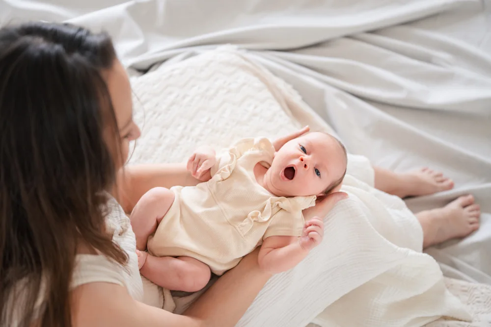 Mutter und Baby in einem gemeinsamen Moment.